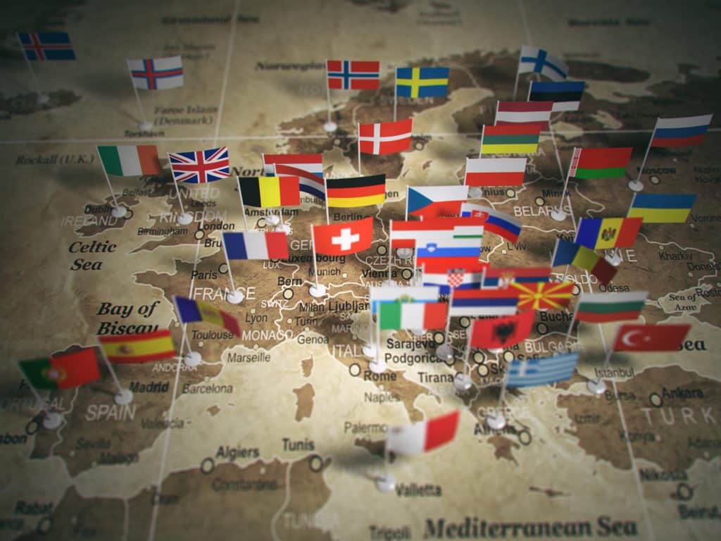 Mapa da europa com as bandeiras hasteadas