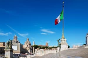 Bandeira italiana hasteada em meio a monumentos históricos