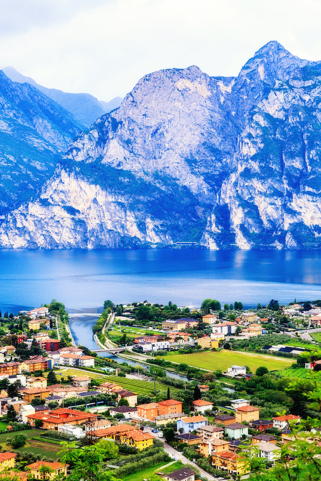Cidade de Riva Del Garda, Trento, Itália. Localizado no norte da Itália em um rio cercado pelos Alpes italianos perto das Dolomitas
